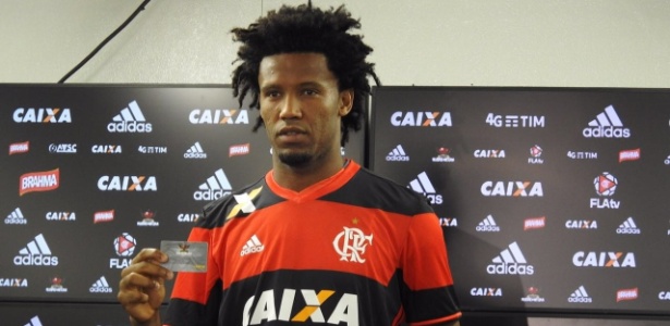 O ex vascaino rafael vaz e apresentado pelo flamengo no ct ninho do urubu 1465401870014 615x300