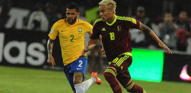 Dani alves marca adalberto penaranda na partida venezuela x brasil 1476238819833 615x300