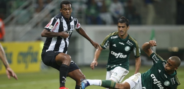 Jo atacante do atletico mg e victor hugo zagueiro do palmeiras disputam bola em partida valida pela 1 rodada do brasileirao 2015 1431211428049 615x300