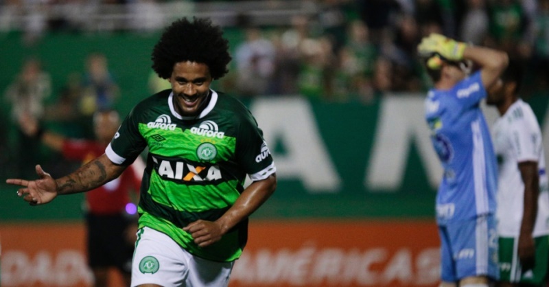 Kempes comemora gol da chapecoense apos aproveitar falha do goleiro vagner do palmeiras 1470362408269 956x500