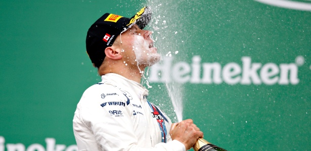 Valtteri bottas se diverte com o champanhe para comemorar o terceiro lugar no gp do canada 1465764927197 615x300