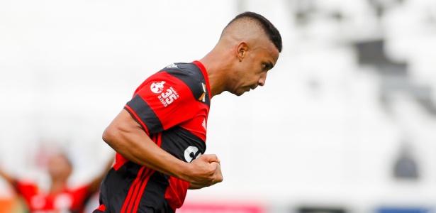 Jorge comemora um dos gols do flamengo contra a ponte preta 1464536711498 615x300