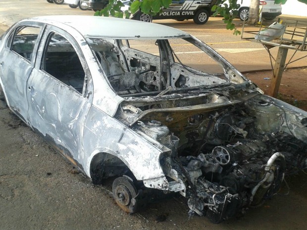 Carro incendiado