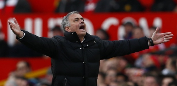 Jose mourinho reclama da arbitragem apos valencia cair na area no jogo manchester united x arsenal 1479562769773 615x300