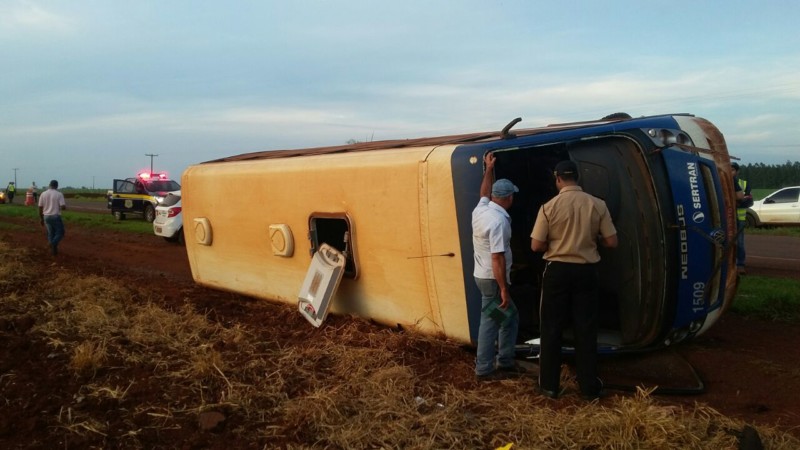 Onibus tomba rio brilhante em tempo real1