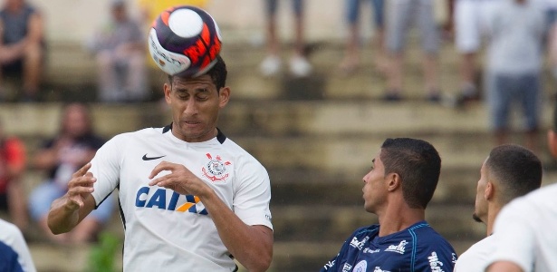 Pablo afasta de cabeca durante a partida entre corinthians e sao bento 1486240930040 615x300