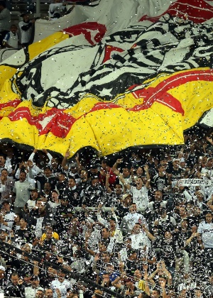 Torcida do corinthians vai a arena apoiar o time contra o santos na copa do brasil 1441241187367 300x420