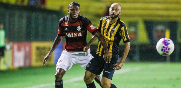 Cirino disputa a bola durante a partida do flamengo contra o volta redonda 1459034541405 615x300