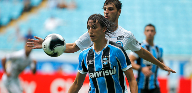 Zagueiro pedro geromel disputa lance pelo gremio e faz falta ao time 1461867626786 615x300