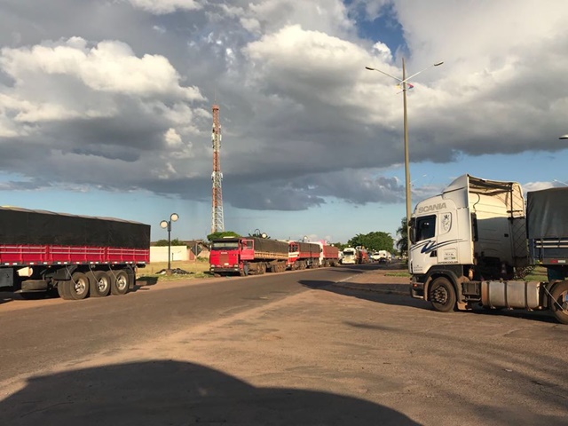 Economia caminhoes parados ponta pora1